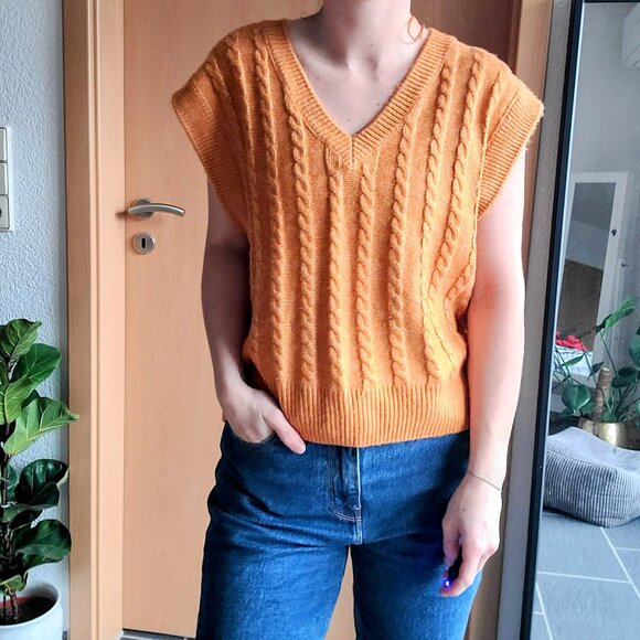 Cupcakes and Cashmere Yellow Cable Knit V-Neck Sweater Vest Women's Size Small - Picture 1 of 7
